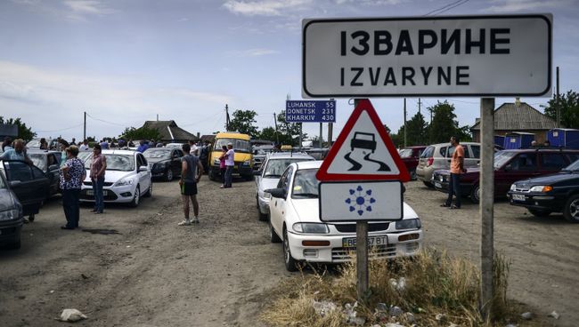 Беженцы на пограничном пункте пропуска Изварино в Луганской области Беженцы на пограничном пункте пропуска Изварино в Луганской области