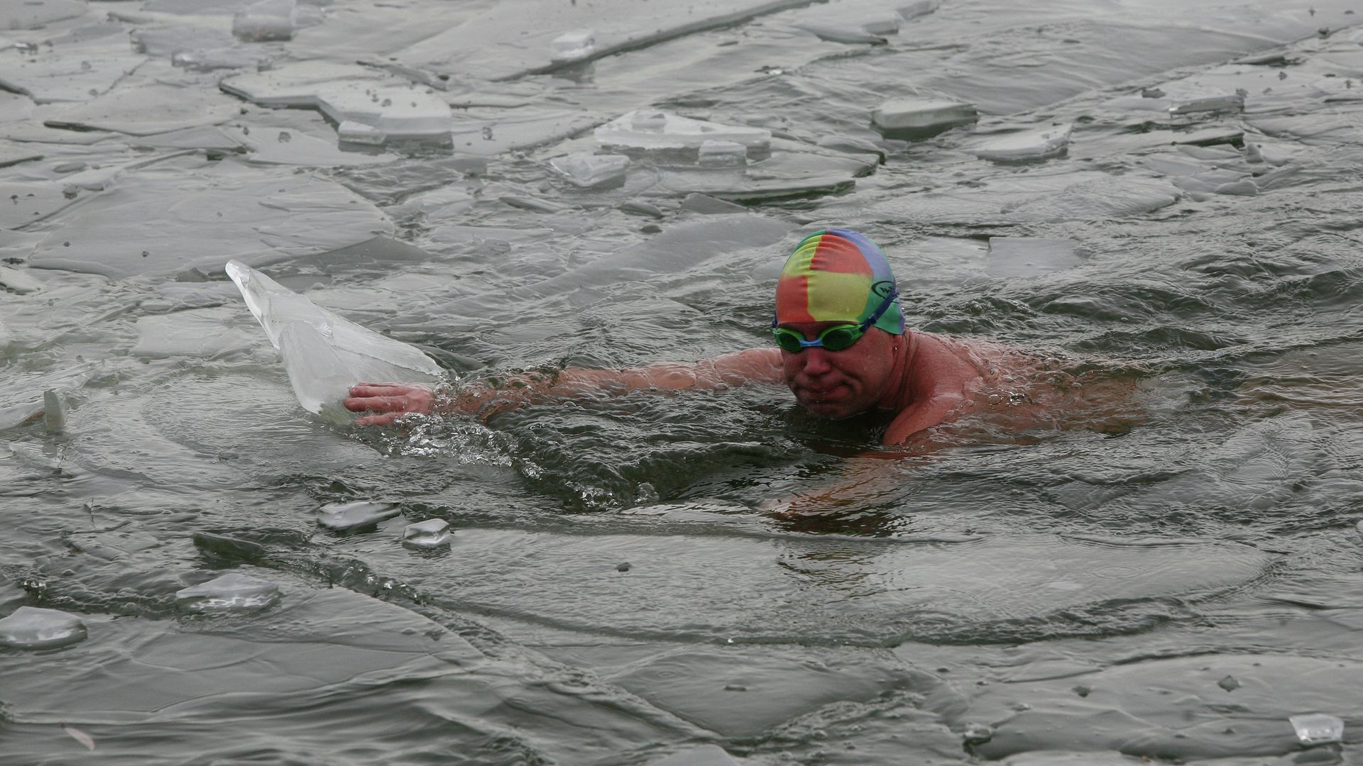 Плавание в ледяной воде Плавание в ледяной воде - РИА Новости, 1920, 13.08.2024