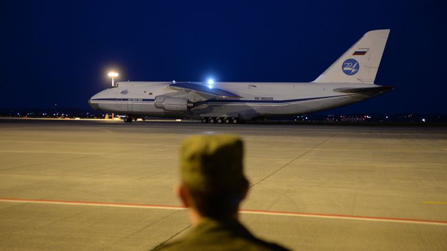 Российский военно-транспортный самолет Ан-124