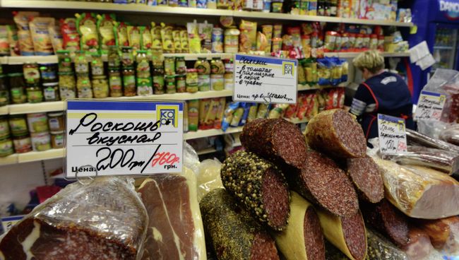 Мясная продукция на крытом рынке. Архивное фото
