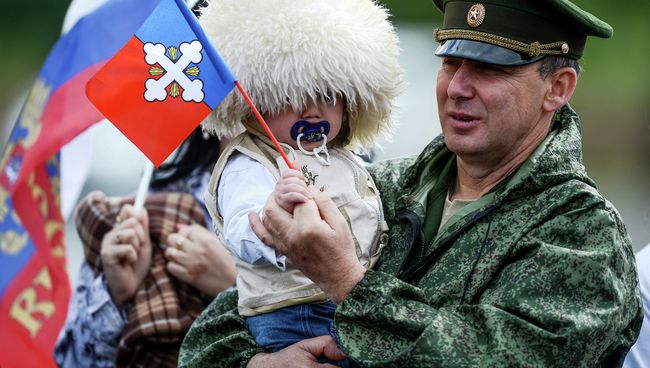 Зрители во время соревнований Танковый биатлон-2014. Архивное фото Зрители во время соревнований Танковый биатлон-2014. Архивное фото