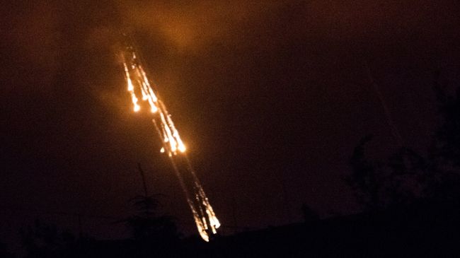 Украинские военные стреляют фосфорными зажигательными снарядами Украинские военные стреляют фосфорными зажигательными снарядами