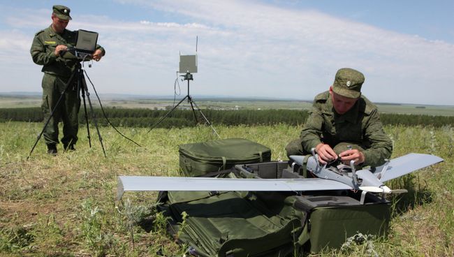 Военнослужащие занимаются подготовкой к запуску беспилотного летательного аппарата Военнослужащие занимаются подготовкой к запуску беспилотного летательного аппарата