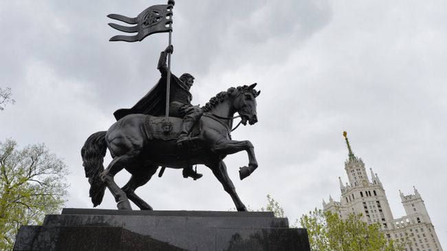 Памятник князю Дмитрию Донскому установлен в Москве