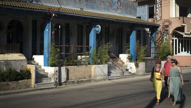 Заброшенные гостиницы в деревне Беница на греческом острове Корфу. Архивное фото Заброшенные гостиницы в деревне Беница на греческом острове Корфу. Архивное фото