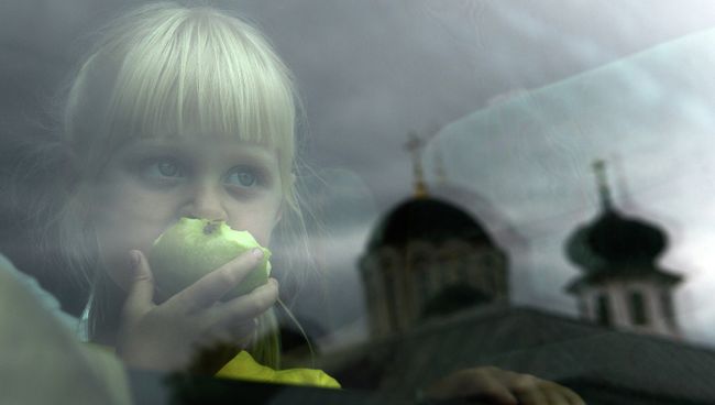 Отправка беженцев с детьми из Славянска в Россию, архивное фото