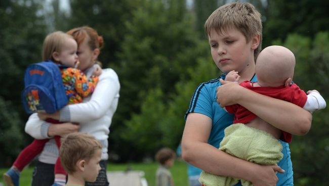 Отправка беженцев с детьми из Славянска в Россию