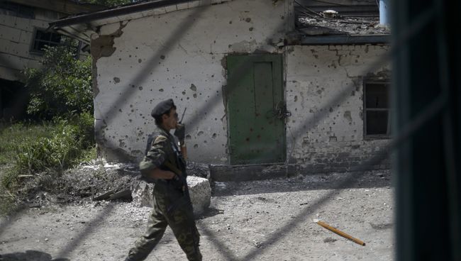 Боец ополчения на территории шахты Привольская в Луганской области. Архивное фото