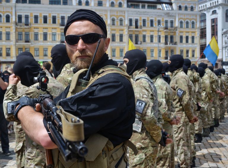 Новобранцы батальона Азов во время церемонии принятия присяги на Софийской площади в Киеве Новобранцы батальона Азов во время церемонии принятия присяги на Софийской площади в Киеве