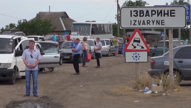 Беженцы стояли в очереди, чтобы пересечь украинско-российскую границу Беженцы стояли в очереди, чтобы пересечь украинско-российскую границу