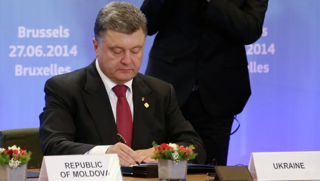 Президент Украины Петр Порошенко подписывает соглашение о сотрудничестве в Совете ЕС в Брюсселе 27 июня 2014 Президент Украины Петр Порошенко подписывает соглашение о сотрудничестве в Совете ЕС в Брюсселе 27 июня 2014