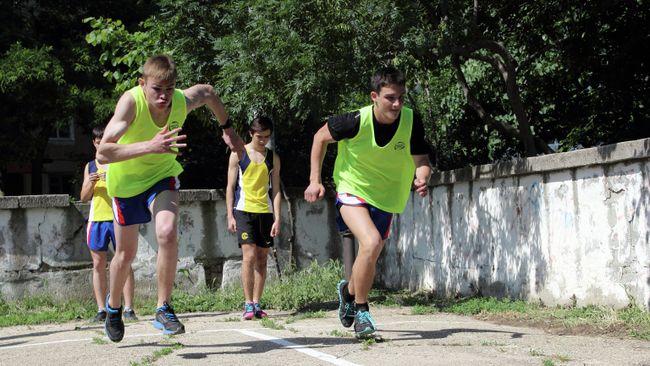 Школьники во время сдачи нормативов ГТО