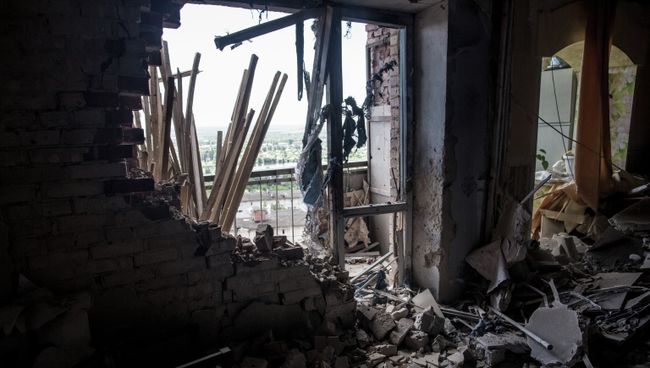 Последствия артиллерийского обстрела украинскими военными Славянска Последствия артиллерийского обстрела украинскими военными Славянска