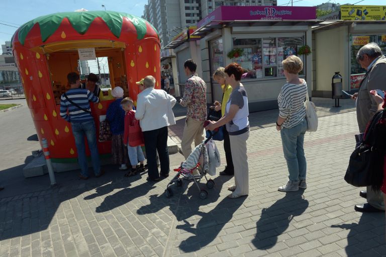 Продажа клубники возле станции метро Чертановская в Москве Продажа клубники возле станции метро Чертановская в Москве