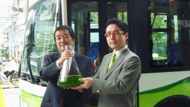 Президенты компаний Isuzu Motors и Euglena демонстрируют биотопливо с применением зеленых эвгленовых водорослей Президенты компаний Isuzu Motors и Euglena демонстрируют биотопливо с применением зеленых эвгленовых водорослей
