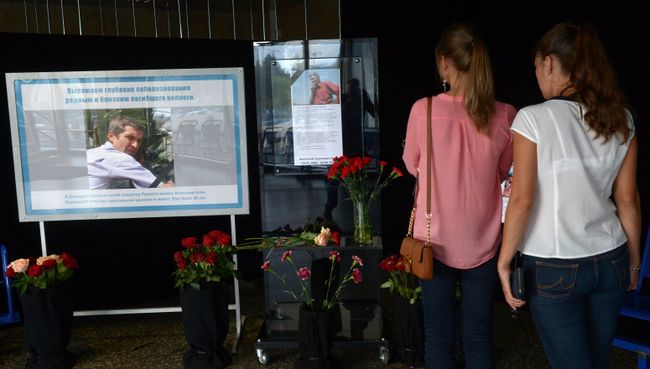 Цветы в холле здания телецентра Останкино в память об операторе Первого канала Анатолии Кляне