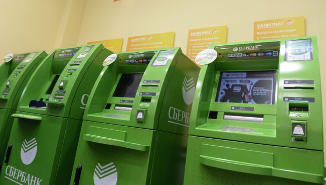 Банкоматы в новом флагманском подразделении ОАО Сбербанк России. Архивное фото