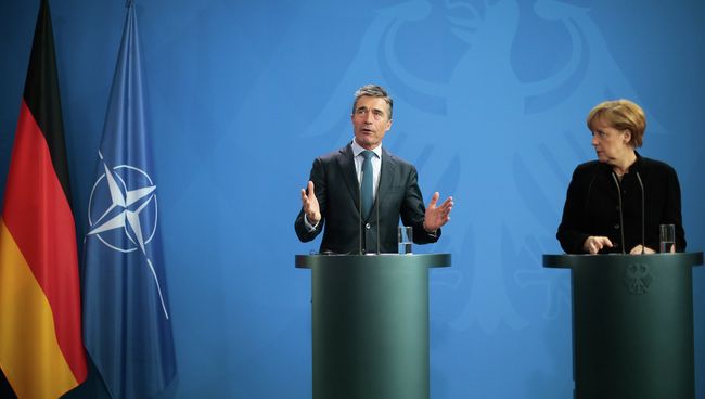 Генсека НАТО Андерс Фог Расмуссен и канцлер Германии Ангела Меркель. Архивное фото Генсека НАТО Андерс Фог Расмуссен и канцлер Германии Ангела Меркель. Архивное фото