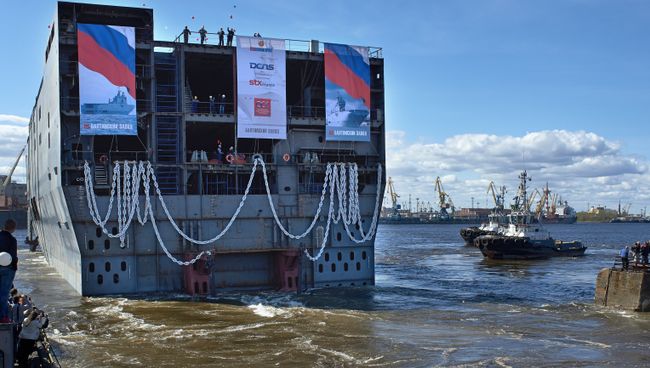 Спуск на воду кормовой части вертолетоносца класса Мистраль. Архивное фото