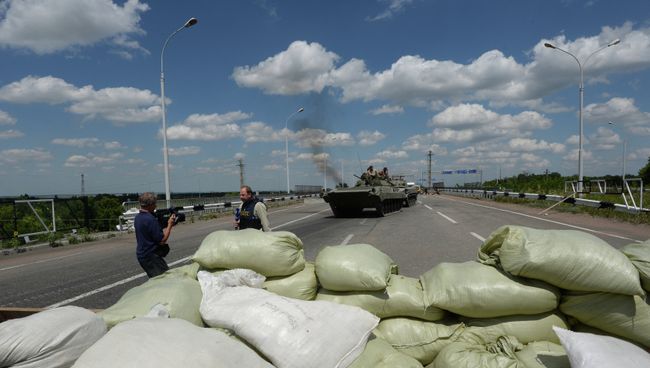 Журналисты вблизи Донецка. Архивное фото Журналисты вблизи Донецка. Архивное фото