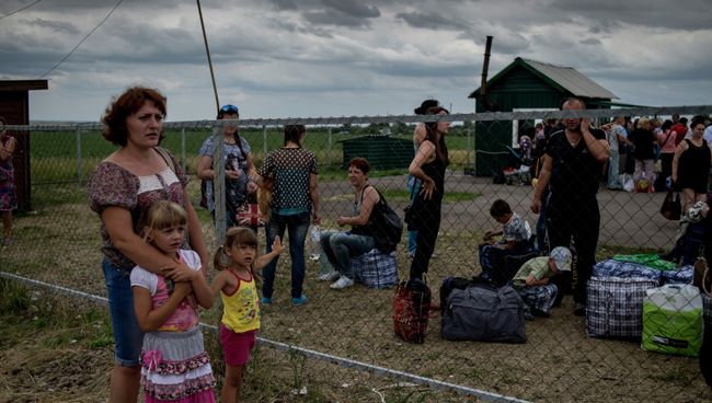Беженцы на пограничном пункте пропуска Северный в Луганской области Беженцы на пограничном пункте пропуска Северный в Луганской области