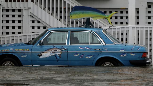 Автомобиль, затопленный водой. Архивное фото Автомобиль, затопленный водой. Архивное фото