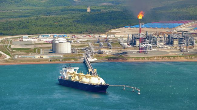 На территории первого в России завода по производству сжиженного газа (СПГ) на Сахалине На территории первого в России завода по производству сжиженного газа (СПГ) на Сахалине