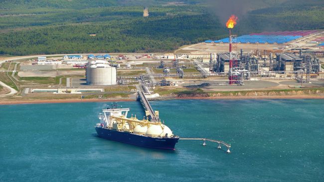 На территории первого в России завода по производству сжиженного газа (СПГ) на Сахалине. Архивное фото На территории первого в России завода по производству сжиженного газа (СПГ) на Сахалине. Архивное фото