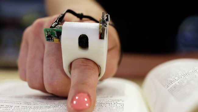 Устройство FingerReader, позволяющее слепым читать. Архивное фото
