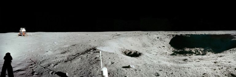 Панорамный снимок Восточного кратера Луны сделанный экипажем космического корабля Аполлон-11 Панорамный снимок Восточного кратера Луны сделанный экипажем космического корабля Аполлон-11