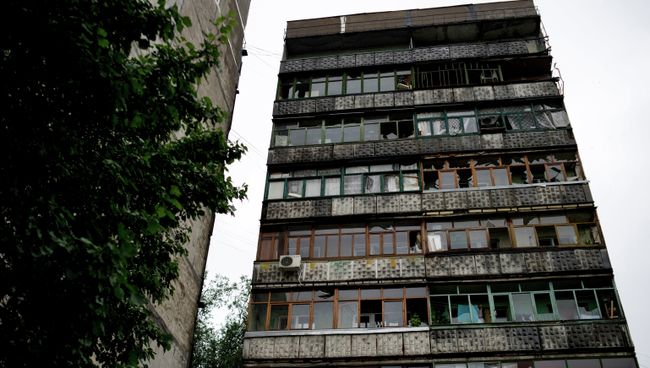 Окна с выбитыми стеклами в результате минометного обстрела украинскими силовиками в жилом многоквартирном доме в Луганске. Архивное фото Окна с выбитыми стеклами в результате минометного обстрела украинскими силовиками в жилом многоквартирном доме в Луганске. Архивное фото