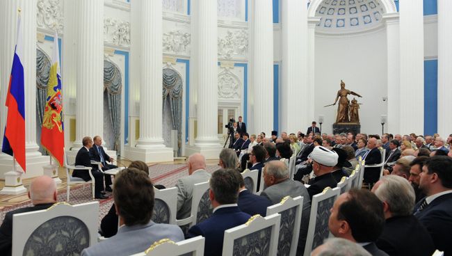 Встреча В.Путина с членами Общественной палаты. Архивное фото Встреча В.Путина с членами Общественной палаты. Архивное фото
