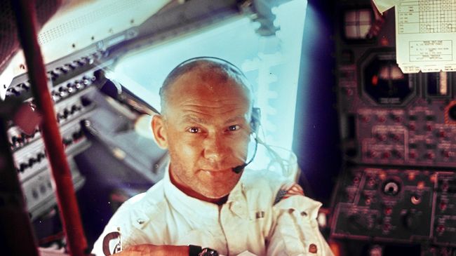 Астронавт Базз Олдрин на борту космического корабля Аполлон-11. Архивное фото Астронавт Базз Олдрин на борту космического корабля Аполлон-11. Архивное фото
