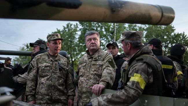 Президент Украины Петр Порошенко и министр обороны Валерий Гелетей, архивное фото Президент Украины Петр Порошенко и министр обороны Валерий Гелетей, архивное фото