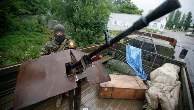 Боец батальона Восток на КПП в Донецке
