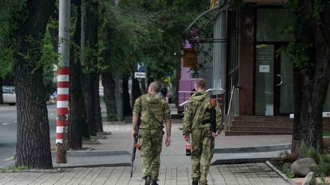 Ополченцы Донбасса на одной из улиц города Донецка.Архивное фото Ополченцы Донбасса на одной из улиц города Донецка.Архивное фото