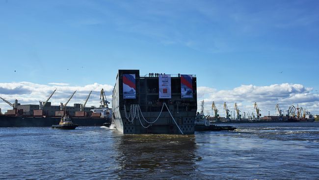 Спуск на воду кормовой части вертолетоносца класса Мистраль Спуск на воду кормовой части вертолетоносца класса Мистраль