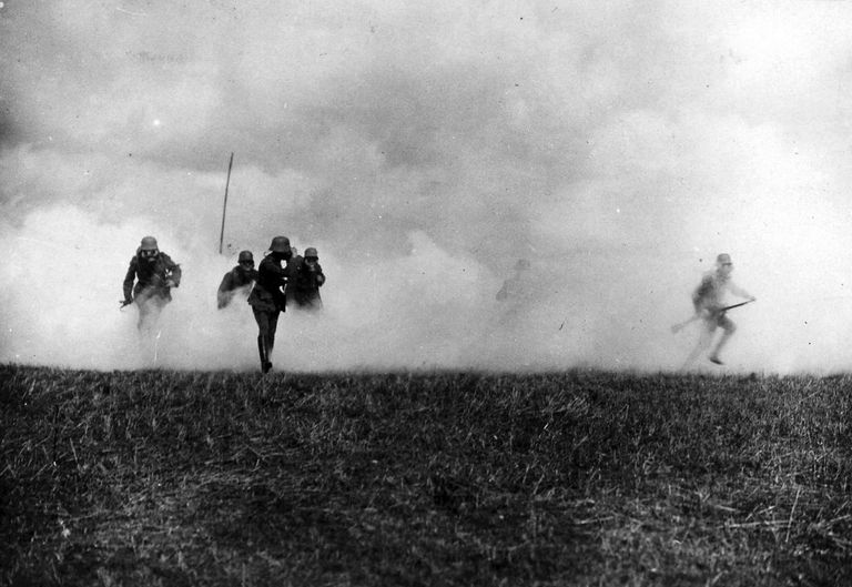Сентябрь 1917 года. Немецкие солдаты проводят газовую атаку во Фландрии, Бельгия. Первым смертельным газом, использованным немецкими военными, был хлор. 12 июля 1917 года, у бельгийского города Ипр англо-французские войска были обстреляны минами, содержавшими маслянистую жидкость. Так впервые Германией был применён иприт. Сентябрь 1917 года. Немецкие солдаты проводят газовую атаку во Фландрии, Бельгия. Первым смертельным газом, использованным немецкими военными, был хлор. 12 июля 1917 года, у бельгийского города Ипр англо-французские войска были обстреляны минами, содержавшими маслянистую жидкость. Так впервые Германией был применён иприт.