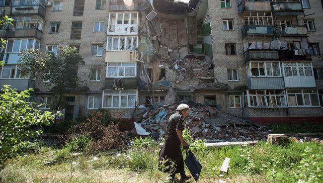 Пострадавший от обстрелов украинскими военными дом в Славянске. Архивное фото. Пострадавший от обстрелов украинскими военными дом в Славянске. Архивное фото.