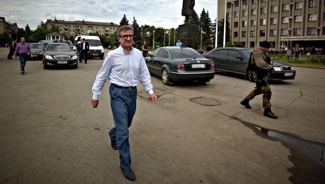 Губернатор Донецкой области Сергей Тарута на центральной площади Славянска