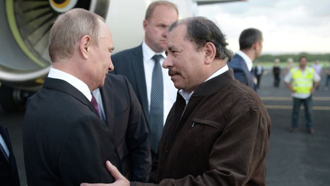 Президент России Владимир Путин и президент Никарагуа Даниэль Ортега во время встречи в аэропорту Манагуа