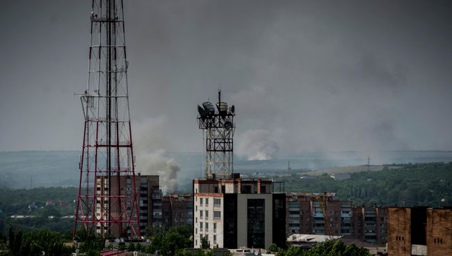 Город Луганск во время артиллерийского обстрела украинскими силовиками. Архивное фото. Город Луганск во время артиллерийского обстрела украинскими силовиками. Архивное фото.