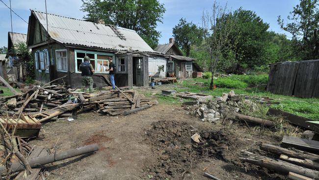 Воронка от попадания одного из фугасных снарядов на территорию частного жилого дома в городе Донецке Ростовской области Воронка от попадания одного из фугасных снарядов на территорию частного жилого дома в городе Донецке Ростовской области