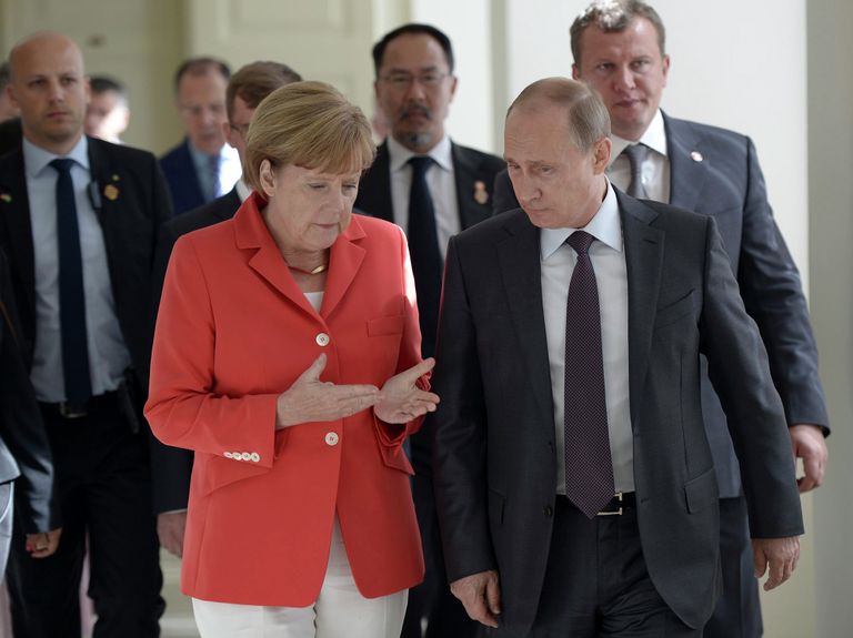 Президент России Владимир Путин и канцлер Германии Ангела Меркель во время встречи в Рио-де-Жанейро 13 июля 2014