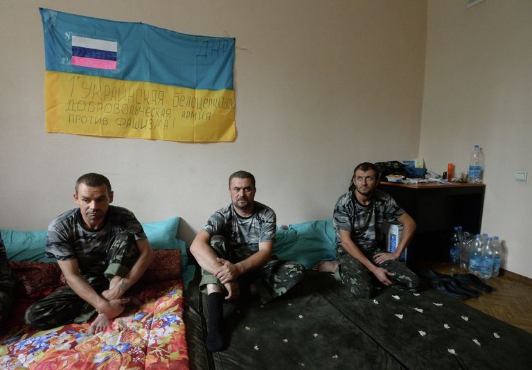 Пленные военнослужащие украинской армии в штабе ополчения в городе Горловка Донецкой области