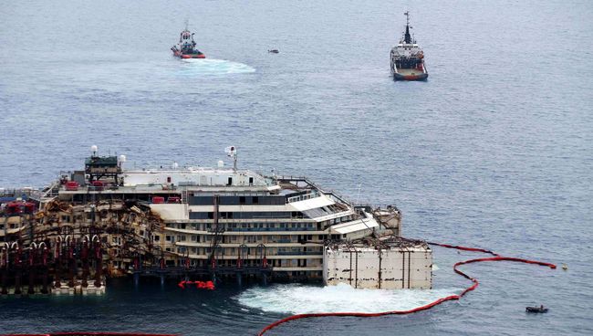 Работы по подготовке к перемещению в порт Генуи пассажирского лайнера Costa Concordia. Архивное фото