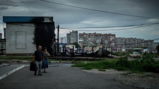 Последствия артиллерийского обстрела в Луганске. Архивное фото Последствия артиллерийского обстрела в Луганске. Архивное фото