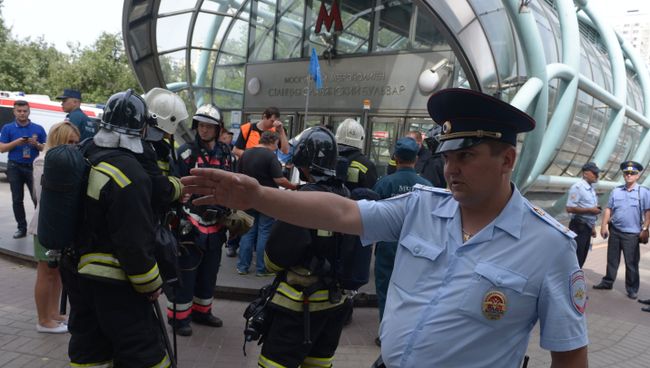 Сотрудники МЧС и правоохранительных органов у станции метро Славянский бульвар Сотрудники МЧС и правоохранительных органов у станции метро Славянский бульвар