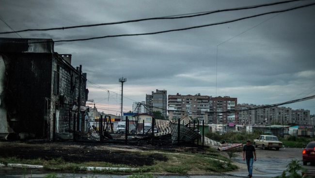 Луганск после артиллерийского обстрела. Архивное фото Луганск после артиллерийского обстрела. Архивное фото