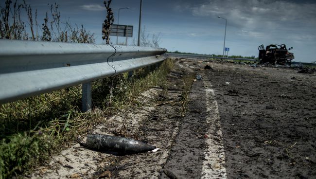 Неразорвавшийся снаряд на дороге в Луганской области, архивное фото